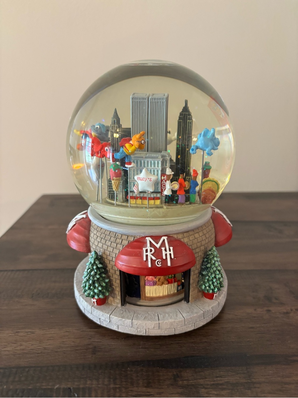 Macy’s Thanksgiving Day Parade Snow Globe-2000 - Picture 3 of 6